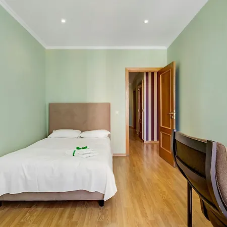 Spacious In Lisbon's Historic Centre 65 M² Parking Apartment